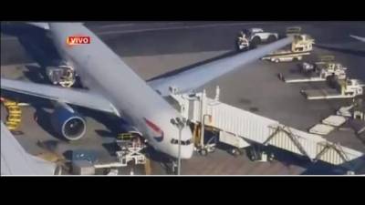 La mujer intentó ingresar a la cabina del avión en pleno vuelo desde Londres.