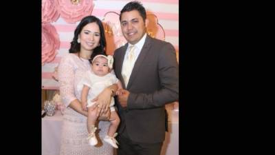 Cinthia y Rigoberto Alvarenga con su hija Mariana Sofía.