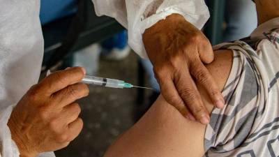 La meta en Honduras es vacunar a más de 60,000 personas de grupos en riesgo priorizados, conformados en primer lugar por los trabajadores del sector salud, seguidos por adultos mayores que viven en asilos y centros de cuidado diurno, así como pacientes inmunocomprometidos que ya recibieron dos dosis del esquema básico.