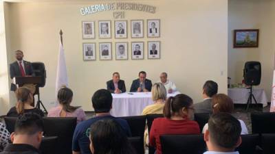 Autoridades del Colegio de Periodistas y otros organismos encabezaron el lanzamiento.