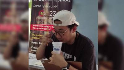 El japonés EZ Yon en la catación de los cafés.