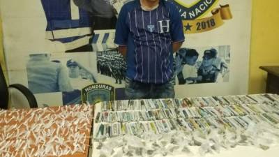 Autoridades mostraron la supuesta droga con la que capturaron al joven.