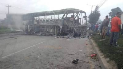 La unidad calcinada se encuentra en medio de la carretera.