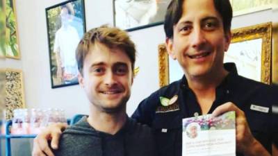 El actor Daniel Radcliffe y el hondureño José Cuellar.