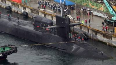 El USS Michigan fue recibido por militares estadounidenses en el puerto de Busan. AFP.