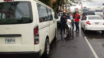 El cuerpo del celador José Luis Morales quedó al costado de la puerta del conductor con un balazo en la parte baja de la espalda.
