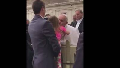 La niña sorprendió y provocó risas en los presentes.