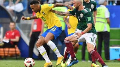 Miguel Layún tuvo un encontronazo con Neymar en el duelo entre Brasil y México. Foto AFP