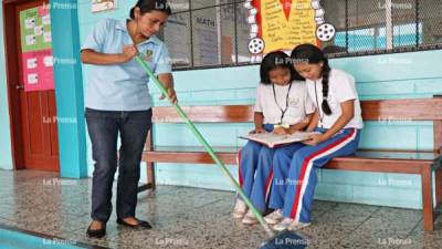 Así trabaja día a día Celestina Reyes para poder llevar el alimento a su pequeño hogar y preparar a sus hijas.