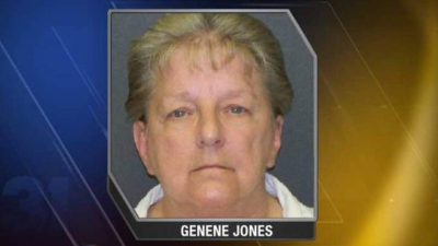 Genene Jones está recluida por la muerte de uno de los bebés, pero los investigadores recaban datos para acusarla de los otros crímenes.