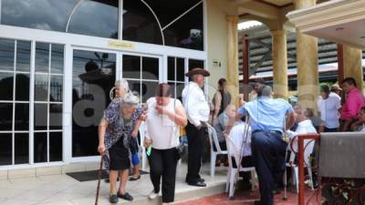 Familiares y amigos del joven se solidarizaron con sus parientes y llegaron hasta la funeraria para dar su pésame.