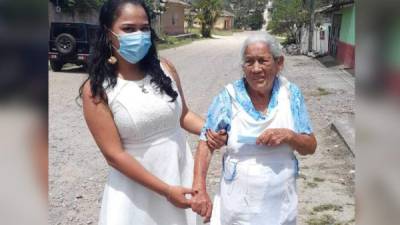 A sus 92 años y auxiliada por su nieta, María Villanueva residente en Siguatepeque cumplió con su deber patriótico
