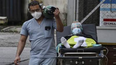 Los centros asistenciales de los diferentes países se han saturado por la cantidad de pacientes con la enfermedad. Foto AFP