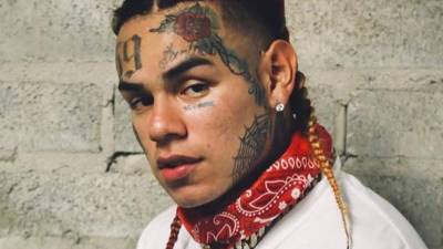 ARCHIVO â En esta fotografÃ­a del 21 de septiembre de 2018 el rapero Tekashi 6ix9ine, cuyo nombre verdadero es Daniel HernÃ¡ndez, durante una presentaciÃ³n de la colecciÃ³n primavera verano 2020 para damas de Philipp Plein en la Semana de la Moda de MilÃ¡n. Tekashi 6ix9ine fue sentenciado a dos aÃ±os de prisiÃ³n el 18 de diciembre de 2019 por su participaciÃ³n en la pandilla violenta Nine Trey Gangsta Bloods. (Foto AP/Luca Bruno, archivo)
