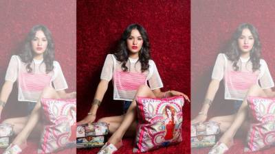 Dale un vistazo a las prendas, colores y carteras de moda.