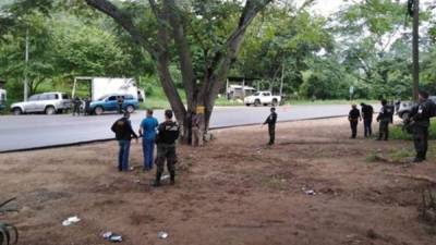 Lugar. Los detenidos permanecieron por más de seis horas parados bajo un árbol que está junto al retén militar donde fueron arrestados.