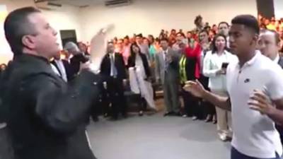 El pastor Alejandro Espinoza durante un servicio religioso.