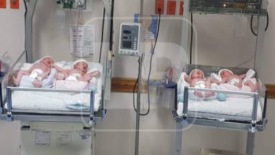 De izquierda a derecha, los bebés fueron colocados en las incubadoras por el orden de nacimiento.