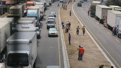 Ya se han instalado dispositivos policiales y grúas para posibles desalojos.