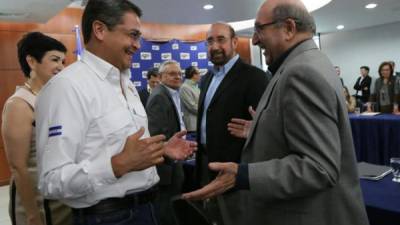 El presidenciable saluda a los empresarios Alejandro Álvarez y Eduardo Facussé.