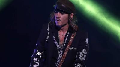 Johnny Depp interpreta con la banda The Hollywood Vampires el pasado 05 de julio, 2018 en el festival de Jazz de Montreux. Foto AFP.