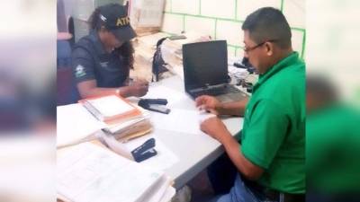 Agentes de la Atic llegaron desde temprano para revisar documentación dentro de la Municipalidad.
