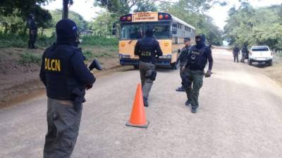 La Policía se ha instalado en ejes carreteros a fin de inspeccionar unidades de transporte público y vehículos particulares.