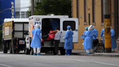 Un hombre contagiado de COVID-19 es dado de alta del hospital general San Felipe en Tegucigalpa. Foto AFP
