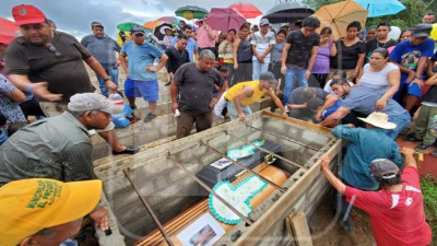Parientes y amigos dieron ayer el último adiós a Karla Adabel Centeno y sus hijos Abel Isaí y Moisés Jareth Centeno, quienes murieron quemados al incendiarse su vivienda en la colonia Berlín, de El Progreso.