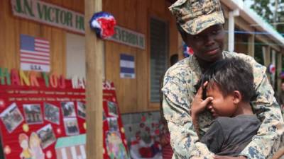 Este menor despide con lágrimas a una de las agentes del cuerpo de infantes de marina de Estados Unidos.