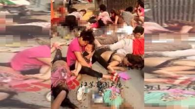 Según la televisión pública china, dos personas murieron en el lugar y cinco, en el hospital, mientras que habría nueve heridos en estado crítico.