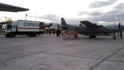 La ayuda llegó en camiones de Copeco y fue cargada en aviones de la Fuerza Aérea Hondureña.