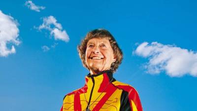 Ella nos muestra que a su edad es posible correr 5 carreras Ironman y 325 triatlones. Ostenta varios récords mundiales.