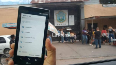 En los cuatro costados del centro penal de San Pedro Sula hay señales inalámbricas para conectarse a Internet. LA PRENSA detectó la semana anterior al menos 20 señales wifi.