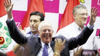 Pedro Pablo Kuczynski, candidato a la presidencia de Perú, saluda a sus seguidores al final de la primera vuelta electoral.
