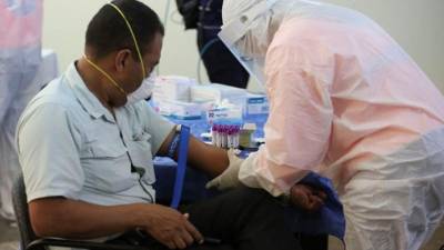 Personal de Salud Pública realiza pruebas de COVID-19 a periodistas hondureños, este martes en el Colegio de Periodista en Tegucigalpa (Honduras).