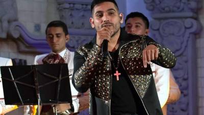 Espinoza Paz presenta su nuevo sencillo en colaboración con un colombiano.