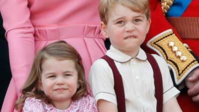 Los principes Charlotte y George.