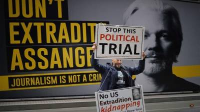 Un manifestante protesta frente a la corte de Old Bailey en el centro de Londres, en el segundo día de la reanudación de la audiencia de extradición del fundador de WikiLeaks, Julian Assange. Foto AFP