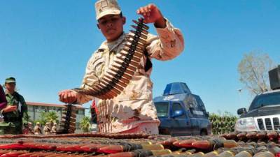 Agentes del Ejercito Mexicano muestran las municiones y vehículos con modificación de blindaje artesanal, hallados y confiscados en un campamento de la delincuencia organizada, en la población de Saguaripa, del estado de Sonora (México).