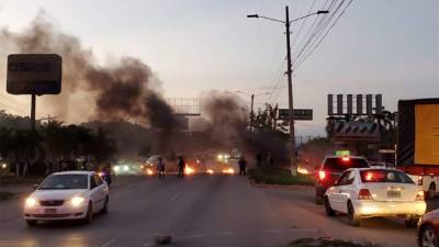La quema de llantas bloqueó el paso de La Planeta por un poco más de una hora.