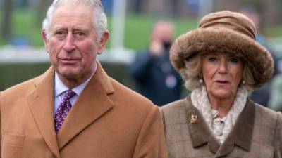 El príncipe Carlos se mantuvo 7 días aislado por dar positvo al coronavirus, mientras su esposa, Camilla deberá esperar más.