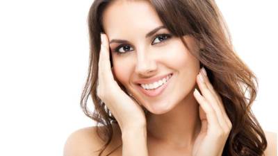 Aplicar un suero nocturno te ayudará a hidratar tu cutis a profundidad, manteniéndolo siempre radiante.