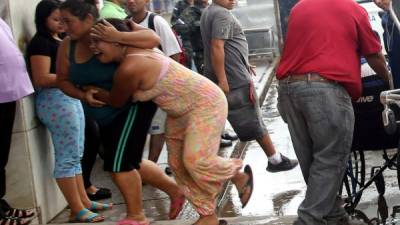 Familiares de Lester Ariel ayer lloraban afuera de la morgue del hospital Escuela.