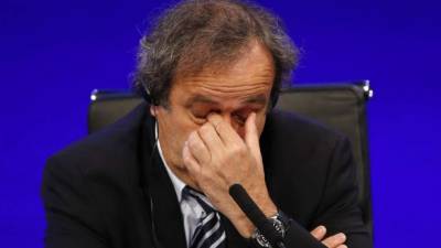 “No tengo más tiempo ni medios para ir a ver a los electores, encontrar gente, luchar con los otros” candidatos, dijo Platini.