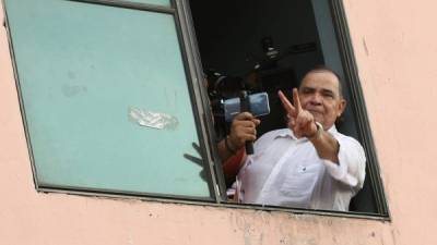 David Romero se refugió en el edificio donde opera Radio Globo para evitar ser detenido.