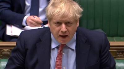 El primer ministro británico Boris Johnson dentro de su despacho. Foto AFP