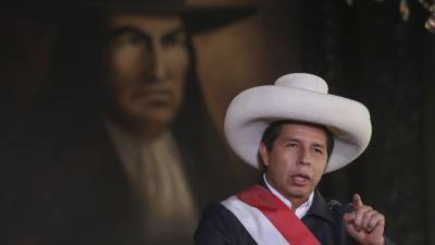 Pedro Castillo anunciando en un comunicado televisado su decisión de “reorganizar” su gabinete ministerial, lo que implica la salida del repudiado nuevo primer ministro.