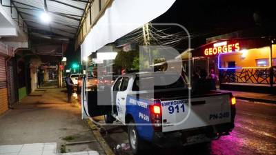 Después de las 9.00 pm, la Policía hace intensos patrullajes, cierra los negocios que no acatan las restricciones y retiene a los ciudadanos que andan en la calle .