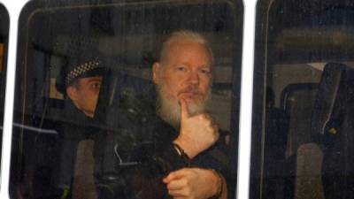 La policía británica se lleva detenido a Julian Assange dela embajada de Ecuador en Londres.